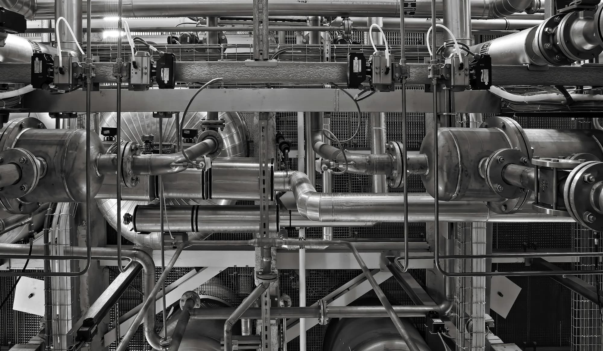 Rohrleitungen, Armaturen und Trassen einer Industrieanlage