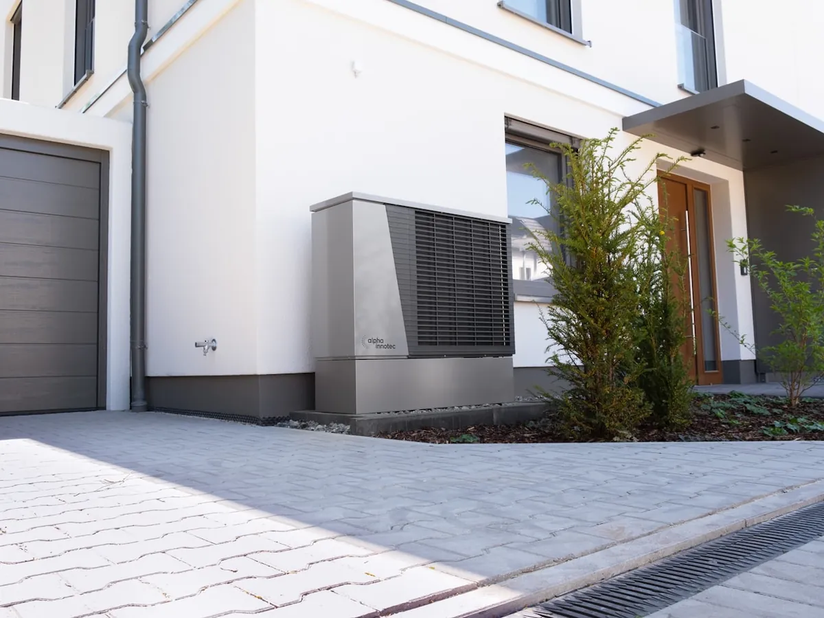 Wärmepumpen-Aussengerät an der Hauswand eines Wohngebäudes